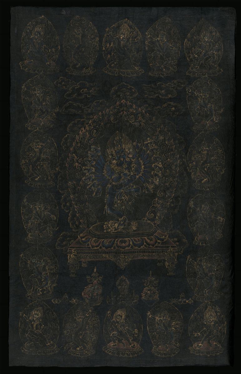 Rarissimo Tangka in seta lumeggiato in oro con figure di divinità su fondo nero, Tibet, XVIII secolo  - Asta Fine Chinese Works of Art - Cambi Casa d'Aste