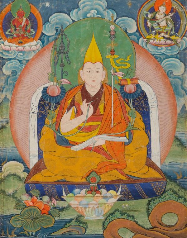 Thangka su seta raffigurante figura centrale di Lama seduto circondato da due divinità, Tibet, XIX secolo