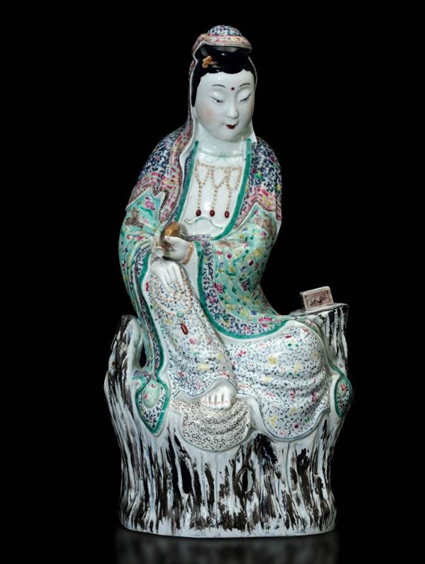 Figura di Guanyin seduta con piccolo vaso in porcellana Famiglia Rosa, Cina, inizi XX secolo