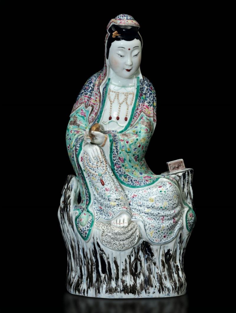 Figura di Guanyin seduta con piccolo vaso in porcellana Famiglia Rosa, Cina, inizi XX secolo  - Asta Fine Chinese Works of Art - Cambi Casa d'Aste