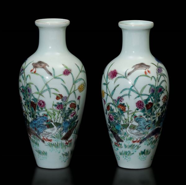 Coppia di vasetti in porcellana Famiglia Rosa con raffigurazioni naturalistiche di anatre entro paesaggio, Cina, Repubblica, XX secolo