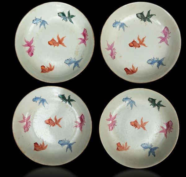 Quattro piatti in porcellana a smalti policromi con decoro di pesci, Cina, inizio XX secolo