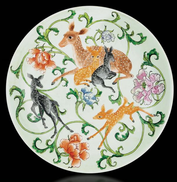 Grande piatto in porcellana a smalti policromi con raffigurazioni di cervi entro decori vegetali e fiori, Cina, Dinastia Qing, epoca Guangxu (1875-1908)