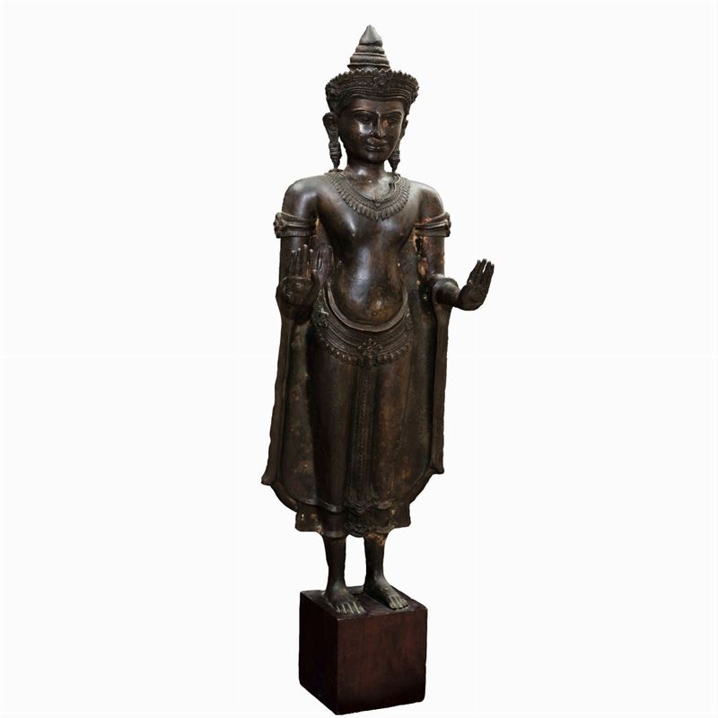 Grande figura di Buddha stante in bronzo, Birmania (?), XIX secolo  - Asta Fine Chinese Works of Art - Cambi Casa d'Aste