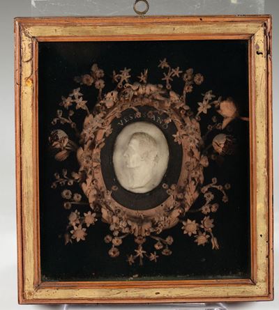 Coppia di Cornici Lignee Eseguite a Micro Intaglio Contenenti Due Profili Dell'imperatore Tito e ...