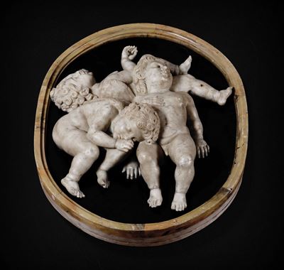Tre Putti Dormienti. Allegoria del Sonno. Marmo Bianco, Pietra di Paragone e Marmo Giallo. Sculto...