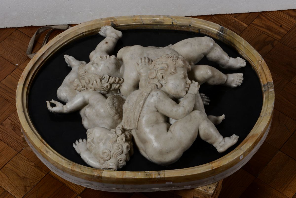 Tre Putti Dormienti. Allegoria del Sonno. Marmo Bianco, Pietra di Paragone e Marmo Giallo. Sculto...