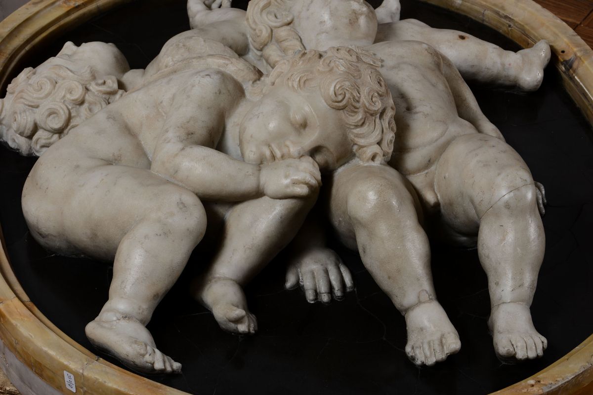 Tre Putti Dormienti. Allegoria del Sonno. Marmo Bianco, Pietra di Paragone e Marmo Giallo. Sculto...