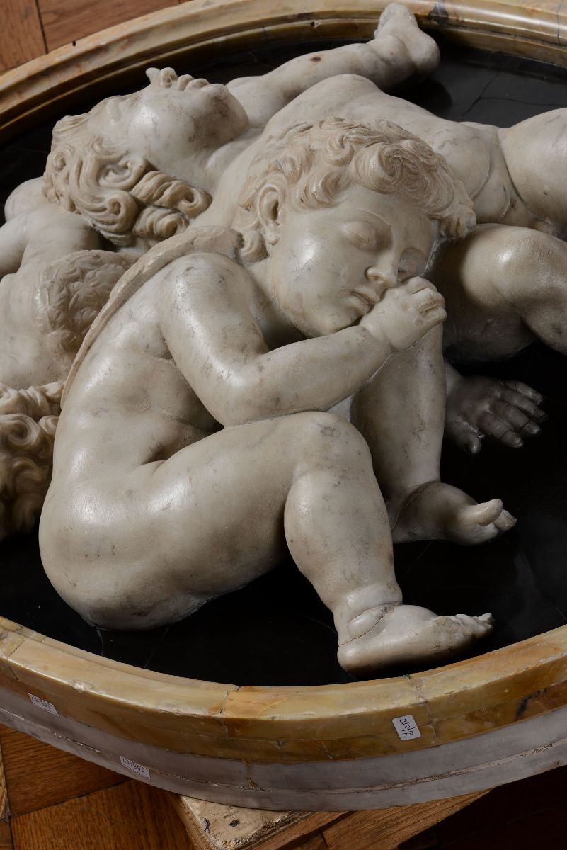 Tre Putti Dormienti. Allegoria del Sonno. Marmo Bianco, Pietra di Paragone e Marmo Giallo. Sculto...