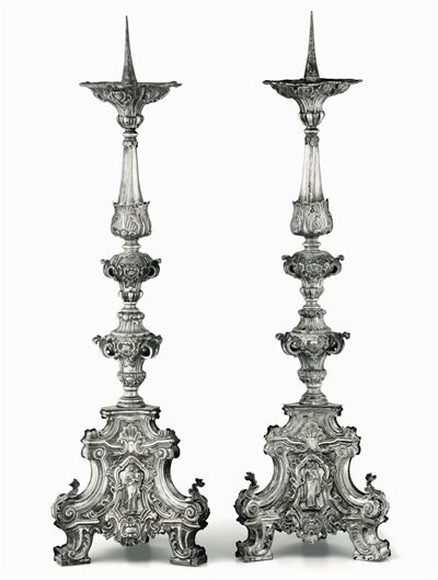 Coppia di Candelabri Barocchi in Argento Fuso, Sbalzato e Cesellato Italia, XVIII Secolo