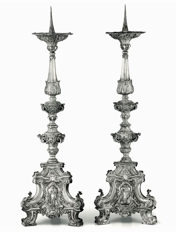 Coppia di candelabri barocchi in argento fuso, sbalzato e cesellato Italia, XVIII secolo