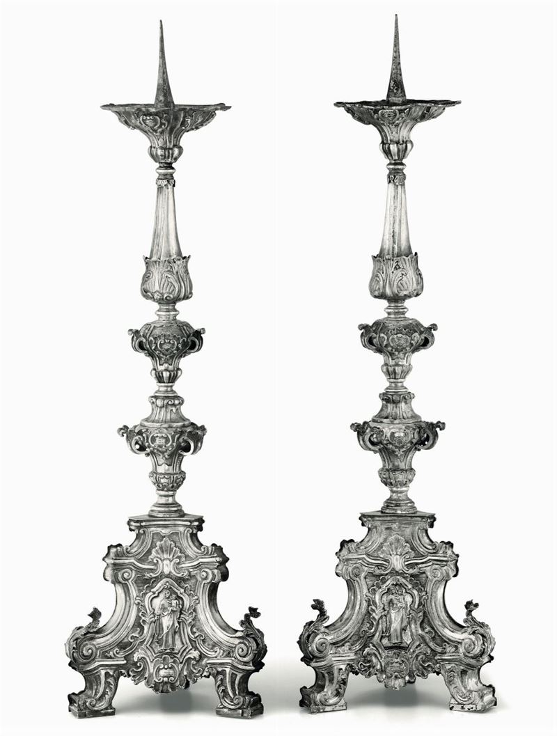 Coppia di candelabri barocchi in argento fuso, sbalzato e cesellato Italia, XVIII secolo  - Asta Argenti da Collezione - II - Cambi Casa d'Aste