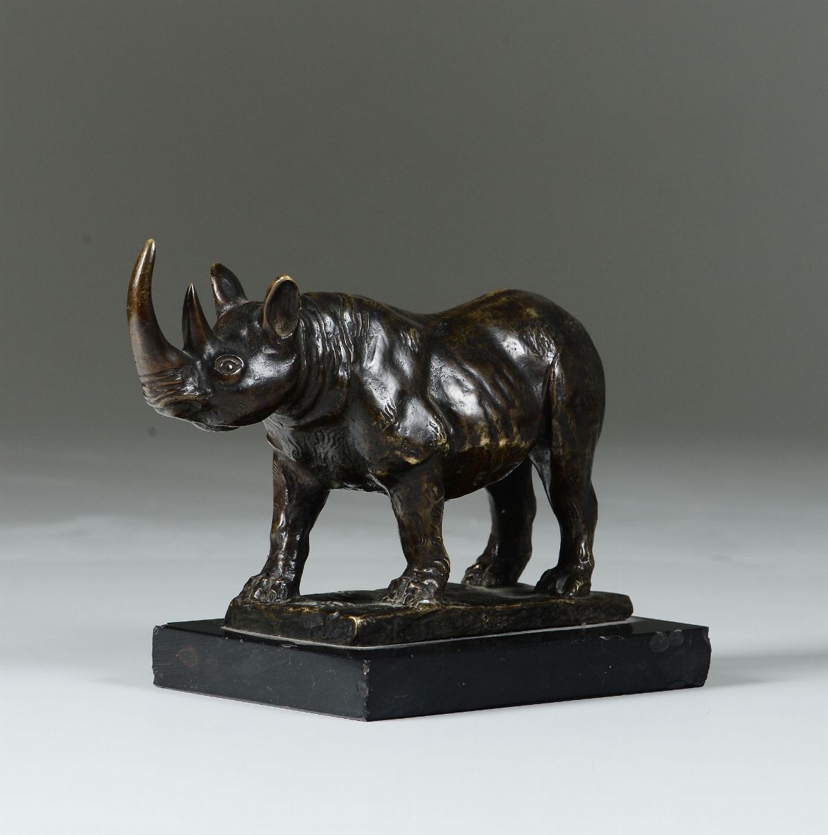 Rinoceronte. Bronzo Fuso e Cesellato. Base in Marmo Nero. Fonditore del XIX Secolo