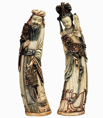 Coppia di Sculture in Avorio Raffiguranti Fanciulla e Saggio con Fiori, Cina, Inizi XX Secolo
