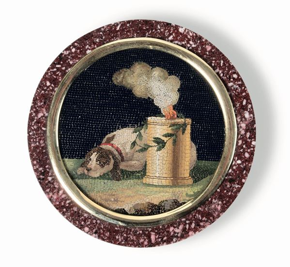 Scatola circolare in porfido con profilo in bronzo dorato sul coperchio micromosaico raffigurante cane accanto ad ara con fuoco (allegoria della fedeltà). Roma prima metà del XIX secolo