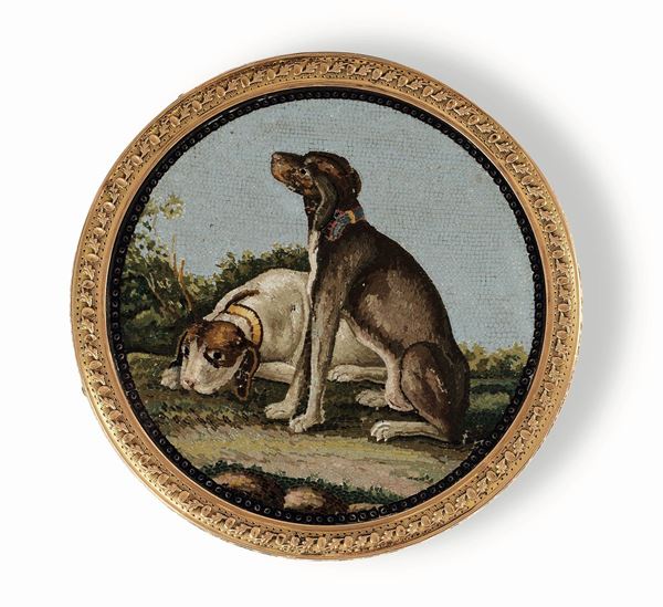 Scatola circolare in oro, tartaruga e lacca blu. Sul coperchio micromosaico raffigurante due cani a riposo. Roma prima metà del XIX secolo. Ambito di Domenico Maglia (1780-1872)