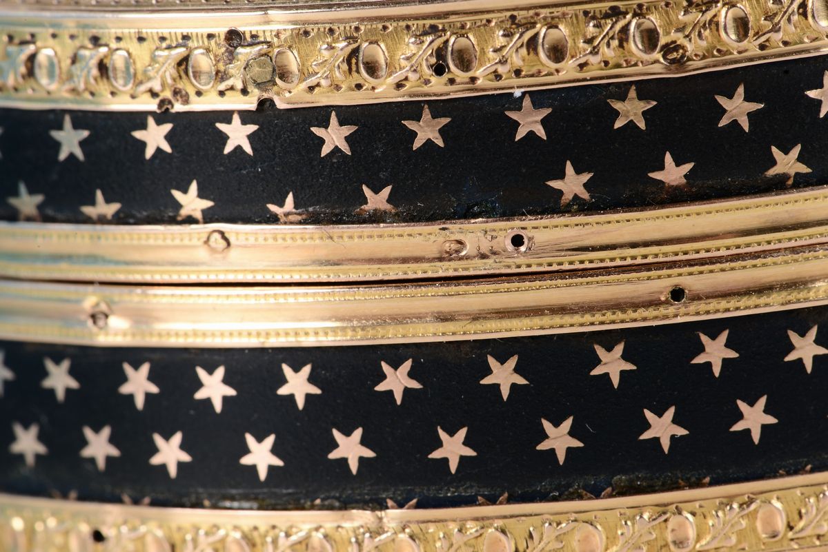 Scatola Circolare in Oro, Tartaruga e Lacca Blu. sul Coperchio Micromosaico Raffigurante Due Cani...