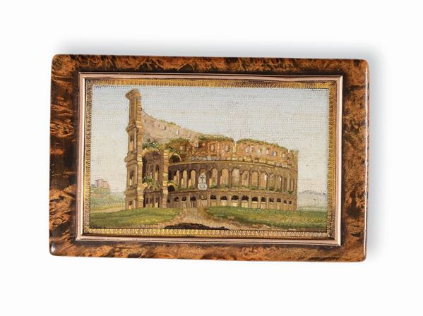 Scatola rettangolare in radica e oro. Sul coperchio micromosaico raffigurante il Colosseo. Bolli di titolo di difficile lettura. Roma inizi del XIX secolo. Antonio Aguatti (attribuito a)