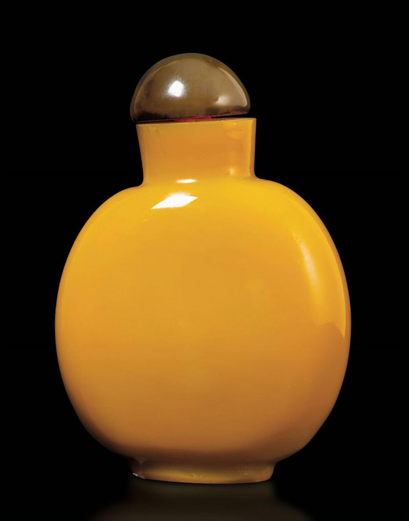 Snuff bottle in vetro di Pechino color senape, Cina XX secolo  - Asta Arte Orientale - Cambi Casa d'Aste