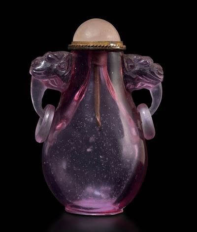 Snuff Bottle in Quarzite con Anse Ad Anello e Mascheroni a Foggia di Teste di Drago, Cina XX Seco...