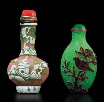 Coppia di Snuff Bottles in Vetro a Fondo Verde e Rosa con Decoro a Cammeo Raffigurante Scene Natu...