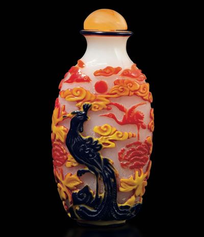 Snuff Bottle in Vetro con Decoro a Cammeo Raffigurante Drago e Fenici sui Toni del Blu e del Ross...