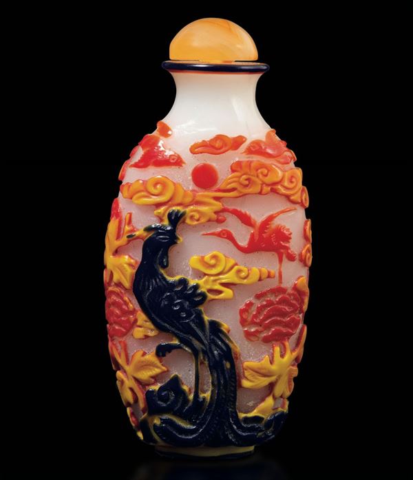 Snuff bottle in vetro con decoro a cammeo raffigurante drago e fenici sui toni del blu e del rosso, Cina XX secolo