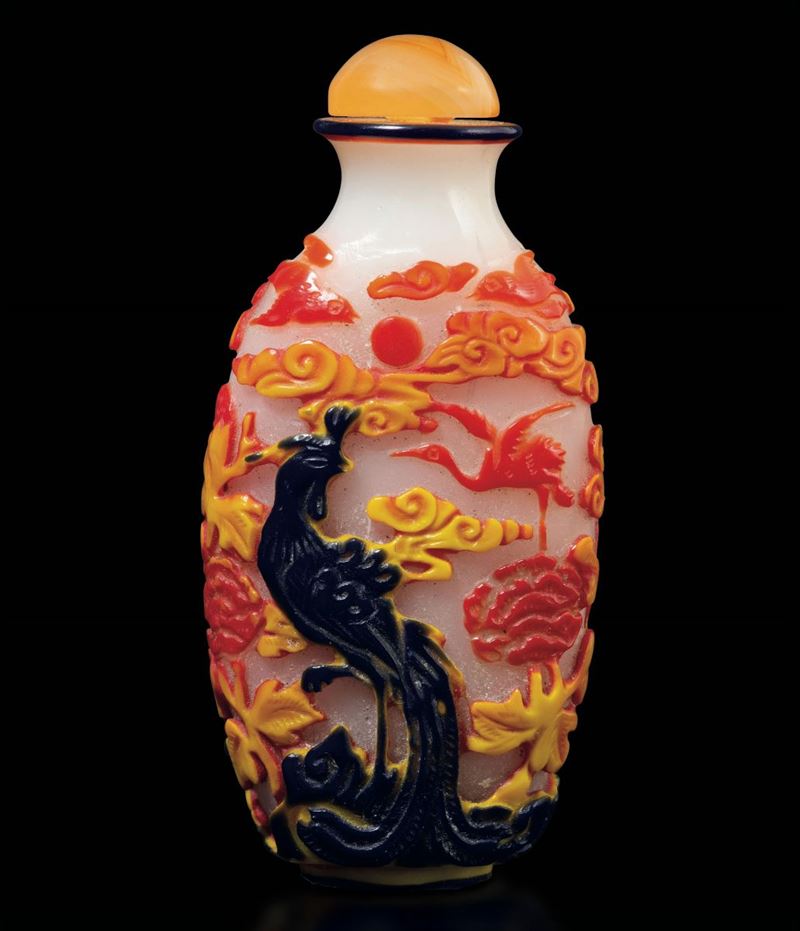 Snuff bottle in vetro con decoro a cammeo raffigurante drago e fenici sui toni del blu e del rosso, Cina XX secolo  - Asta Fine Chinese Works of Art - Cambi Casa d'Aste
