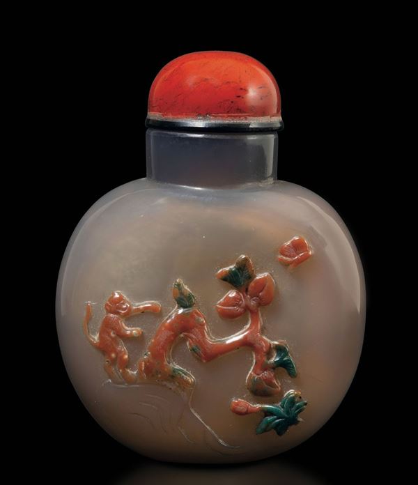 Snuff bottle in agata con decoro a cammeo raffigurante scimmietta e albero di pesco, Cina XX