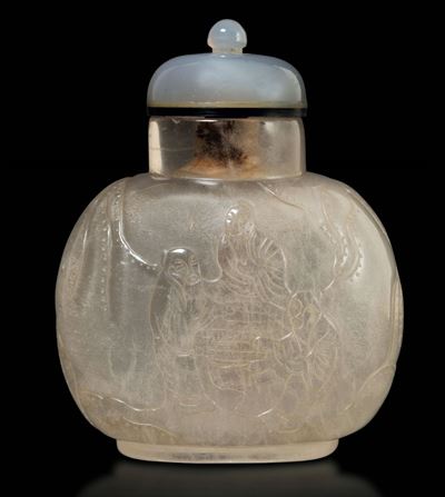 Snuff Bottle in Cristallo di Rocca Inciso con Scene di Vita Comune Entro Paesaggio, Cina XIX Seco...