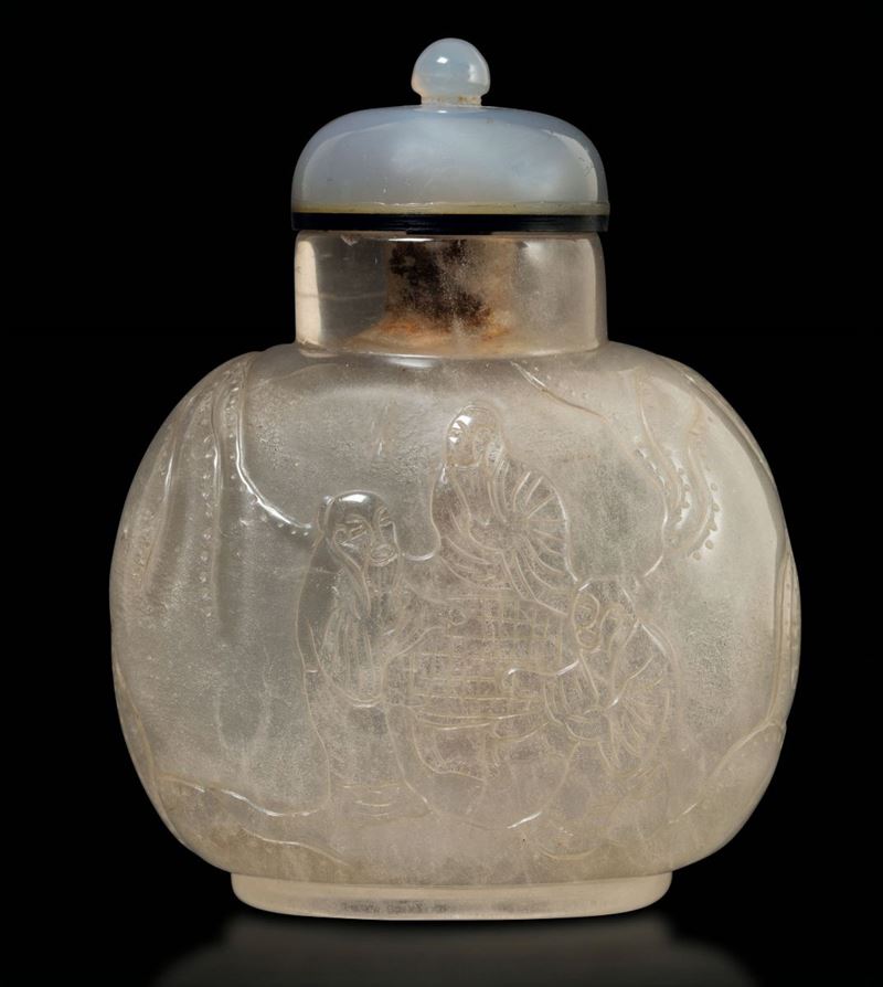 Snuff bottle in cristallo di rocca inciso con scene di vita comune entro paesaggio, Cina XIX secolo  - Asta Fine Chinese Works of Art - Cambi Casa d'Aste