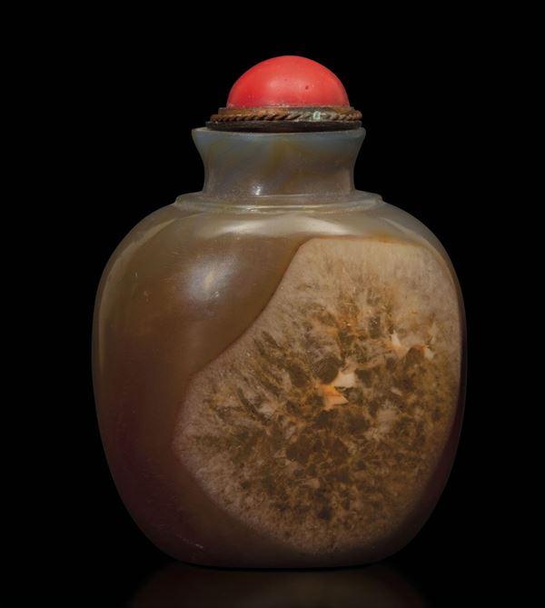 Snuff bottle in agata muschiata e tappo rosso, Cina XIX secolo