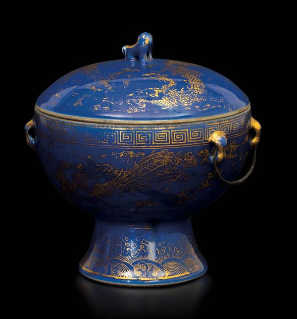 Coppa in porcellana blu poudre lumeggiata in oro con coperchio e figure di draghi, Cina, Dinastia Qing, marchio e del periodo Guangxu (1875-1908)