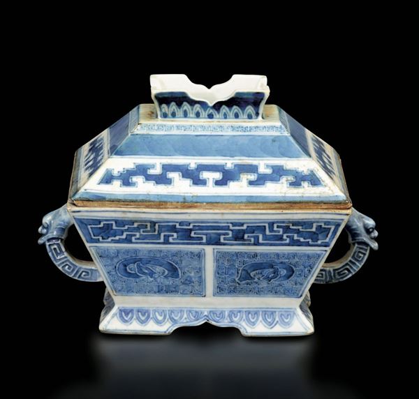 Rara scatola portavivande con coperchio  e vasca interna in porcellana bianca e blu con decoro d'ispirazione arcaica e anse a foggia di testa di drago, Cina, Dinastia Qing, epoca Daoguang (1821-1850)