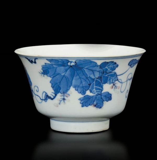Bowl in porcellana bianca e blu con decori naturalistici e foglie di vite, Cina, XIX secolo