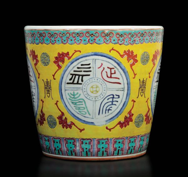 Cachepot in porcellana a smalti policromi con decoro di pipistrelli e ideogrammi su fondo giallo, Cina, Dinastia Qing, epoca Guangxu (1875-1908)