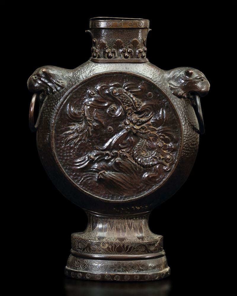 A bronze flask, China, Ming, 15-1600s  - Auction Fine Chinese Works of Art - Cambi Casa d'Aste