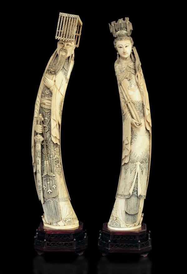 Coppia di grandi sculture in avorio raffiguranti imperatore e imperatrice, Cina, inizi XX secolo