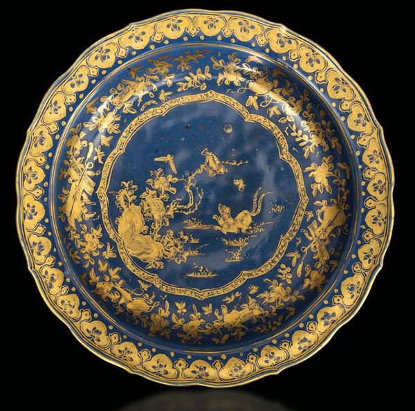 Grande piatto polilobato in porcellana blu pudre lumeggiata in oro con decoro naturalistico entro riserva, Cina, Dinastia Qing, epoca Guangxu (1875-1908)