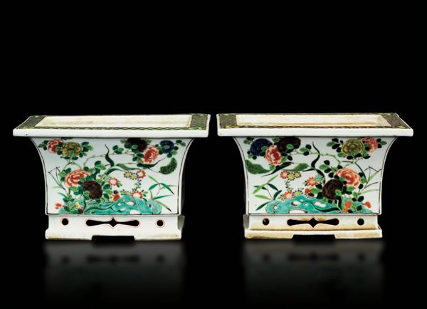 Coppia di fioriere a foggia squadrata in porcellana Famiglia Verde con decori naturalistici, Cina, Dinastia Qing, epoca Guanxu (1875-1908)