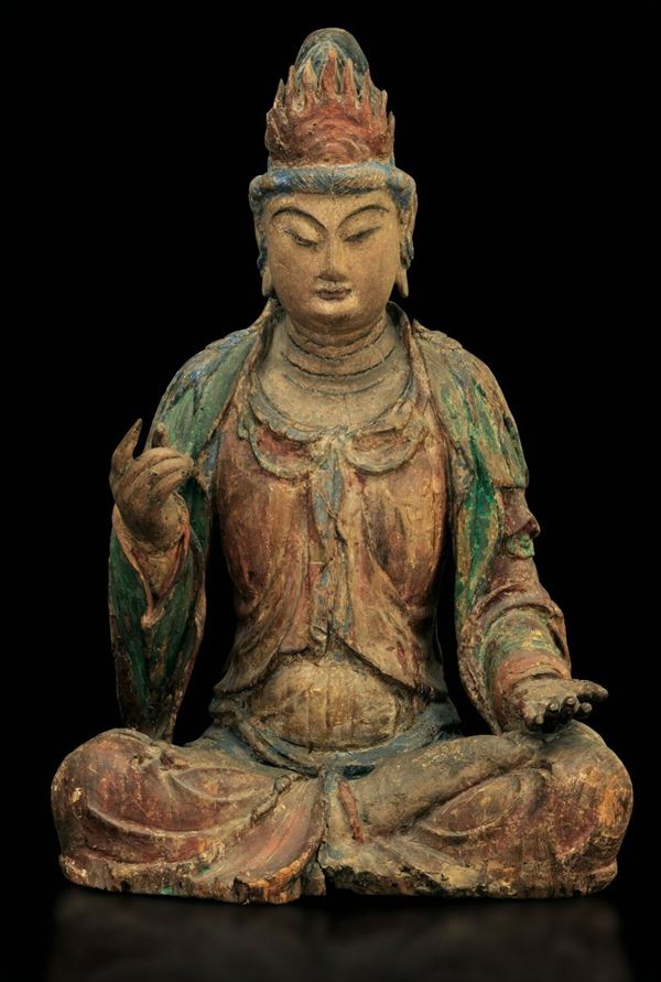 Figura di Buddha incoronato intagliato in legno con tracce di policromia, Cina, Dinastia Wei (386-534)