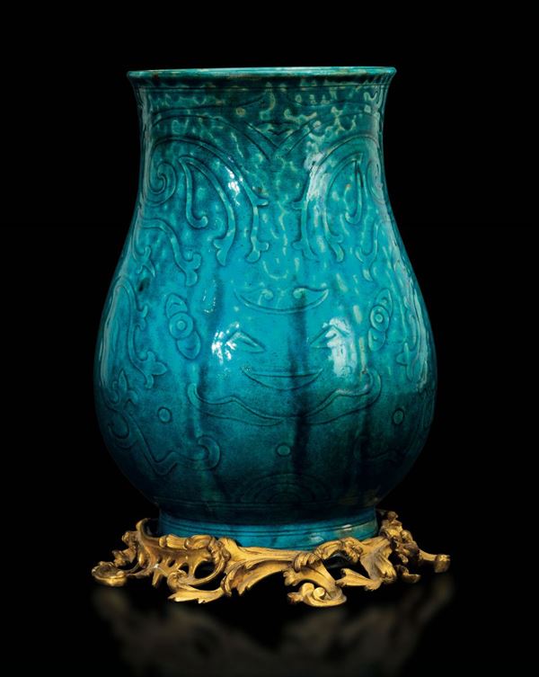 Vaso in porcellana turchese con decoro arcaico su base in bronzo dorato, Cina, Dinastia Qing, XVIII secolo