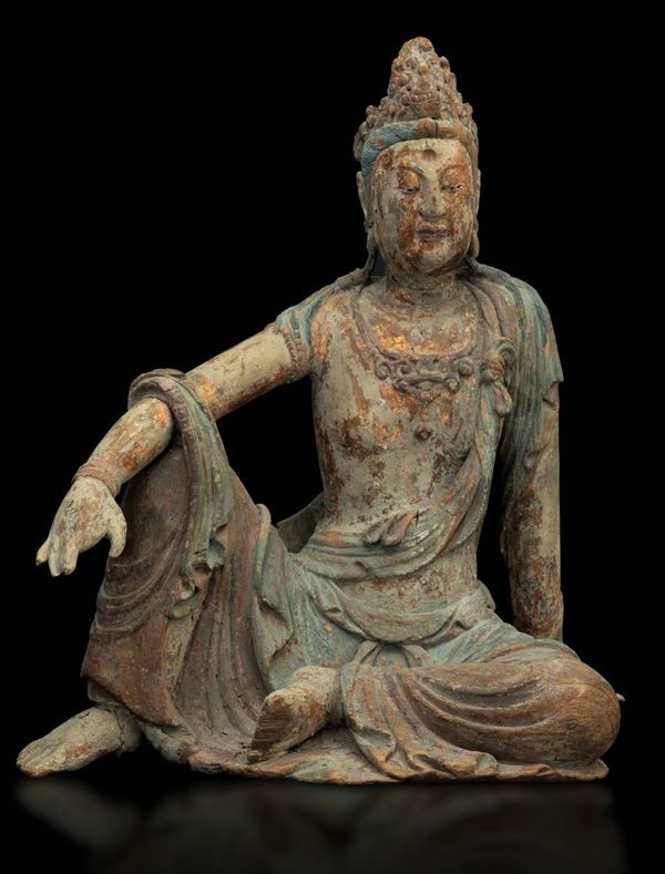 Grande e importante figura di Guanyin seduta su roccia in legno intagliato con tracce di policromia e doratura, Cina, Dinastia Wei (386-534)