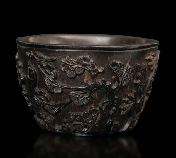 Piccola ciotola in legno intagliato con decoro naturalistico a rilievo, Cina, Dinastia Qing, epoca Qianlong (1736-1796)