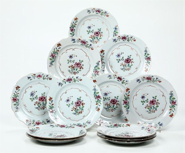 Dodici piatti in porcellana Compagnia delle Indie con decoro floreale, Cina, Dinastia Qing, fine XVIII  [..]