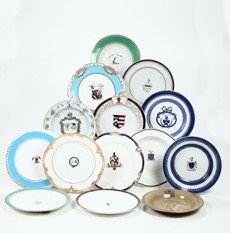 Quattrordici piatti con stemmi inglesi. Inghilterra XX secolo  - Asta Maioliche e Porcellane - Cambi Casa d'Aste