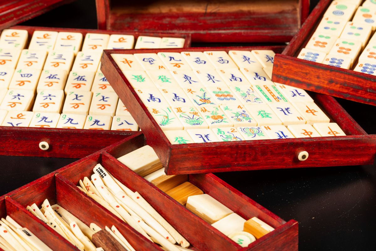 Scatola in Legno di Sandalo Contenente Tessere per Majhong in Avorio, Cina, Inizi XX Secolo