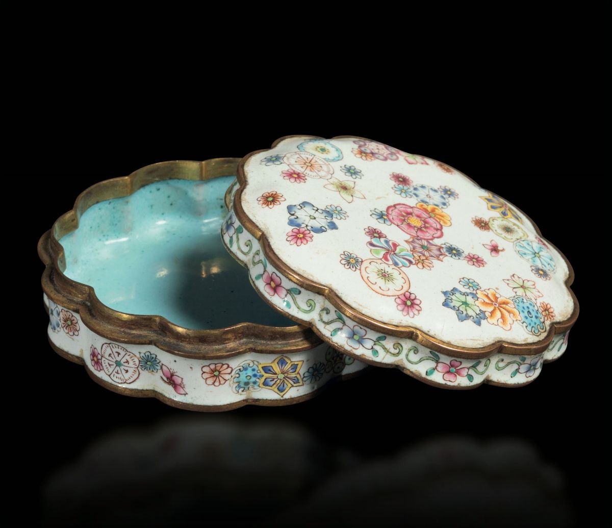 Piccola Scatola Imperiale Polilobata con Coperchio a Smalti Cloisonnè con Decoro Brocade-flower, ...