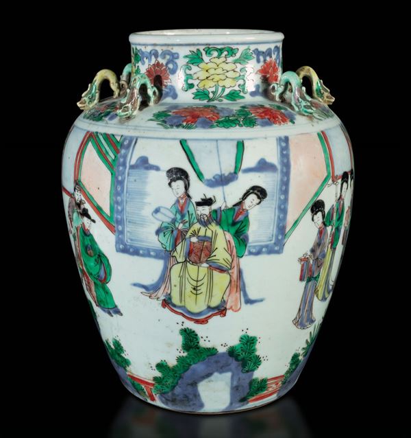 Raro vaso in porcellana a smalti Wucai con anse applicate a foggia di draghi e raffigurazioni di scene di vita di corte, Cina, Dinastia Qing, epoca Shunzhi (1644-1661)