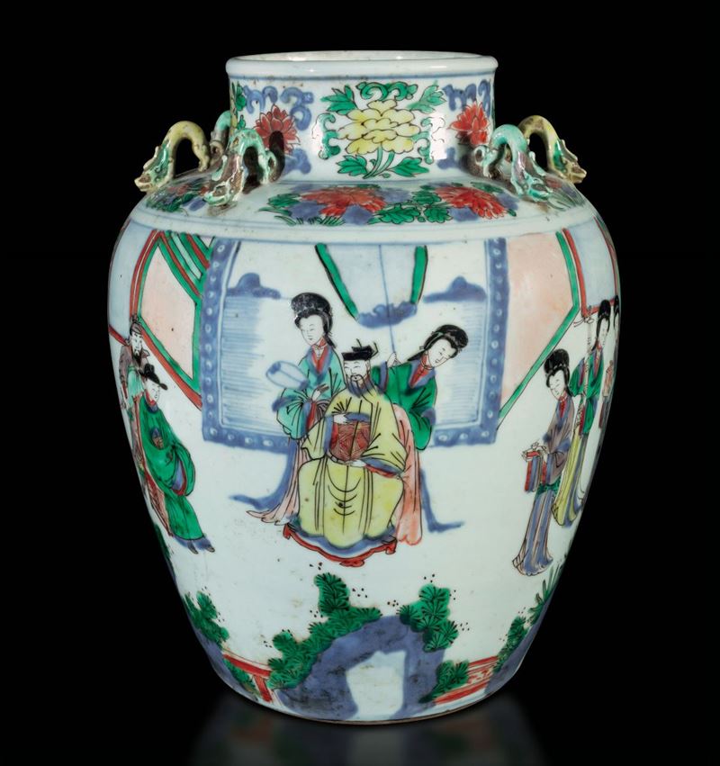 Raro vaso in porcellana a smalti Wucai con anse applicate a foggia di draghi e raffigurazioni di scene di vita di corte, Cina, Dinastia Qing, epoca Shunzhi (1644-1661)  - Asta Fine Chinese Works of Art - Cambi Casa d'Aste
